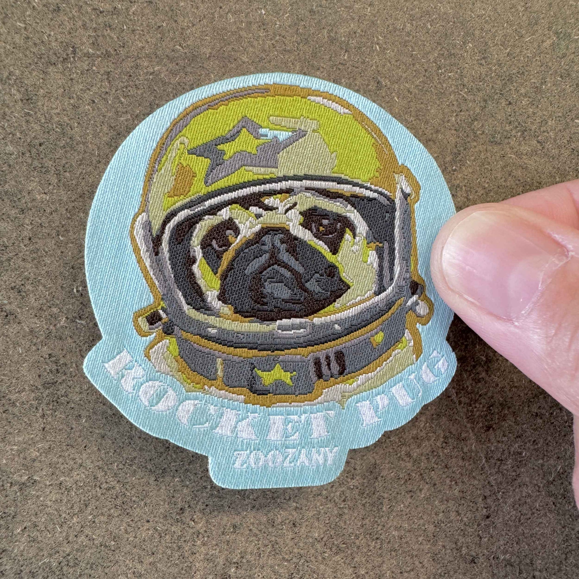 Gewebter Sticker Rocket Mops 6x6 cm - süßer Weltraumhund Sticker für Dekoration von Notebooks, Trinkflaschen, und Accessoires