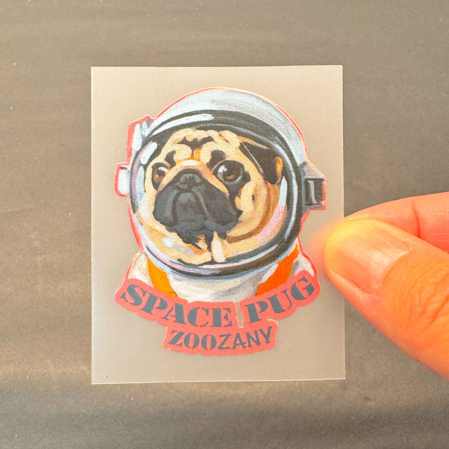 Bügelbild Space Pug Hund in Astronautenanzug, 6x5 cm, ideal für Kleidung und Accessoires, handgemaltes Motiv, einzigartiger Eyecatcher