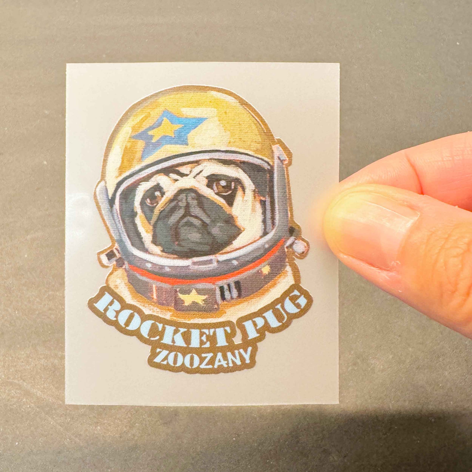 Bügelbild Rocket Pug, Hand hält entzückendes Aufbügler in 6 x 5 cm, Perfekt für Kleidung und Accessoires, Handgemaltes Motiv.