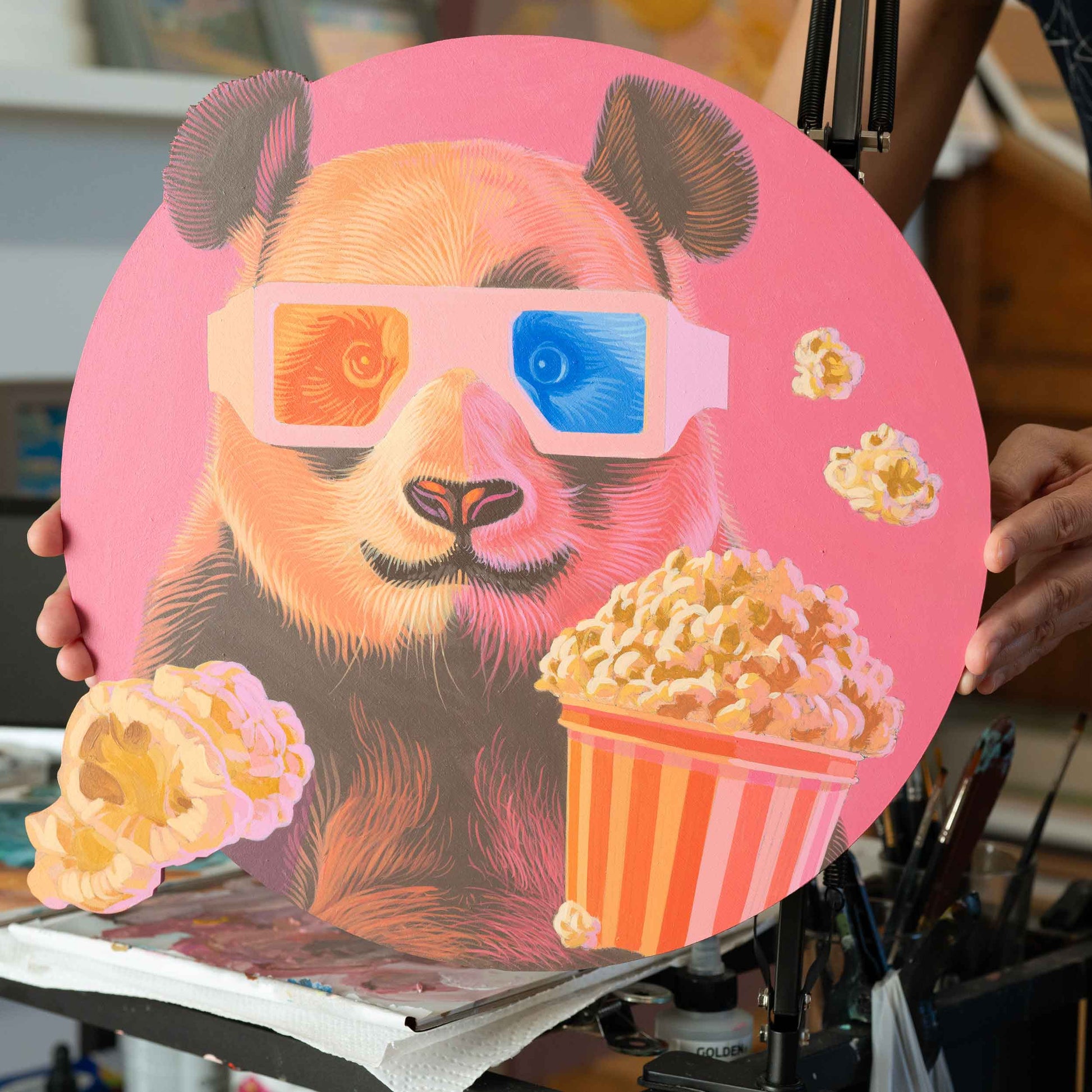 Panda mit 3D-Brille und Popcorn, rundes handgemaltes Bild, 40 x 40 cm, aus Acrylfarben, Unikat in Ausstellung "Daily Paintings" im Röcklturm Landshut