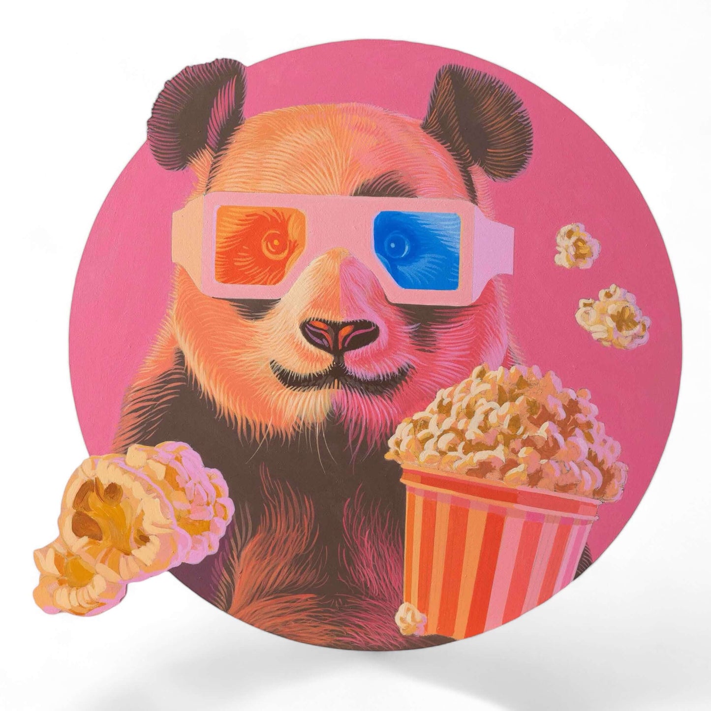 Panda mit 3D-Brille genießt Popcorn, handgemaltes Kunstwerk in leuchtenden Farben.