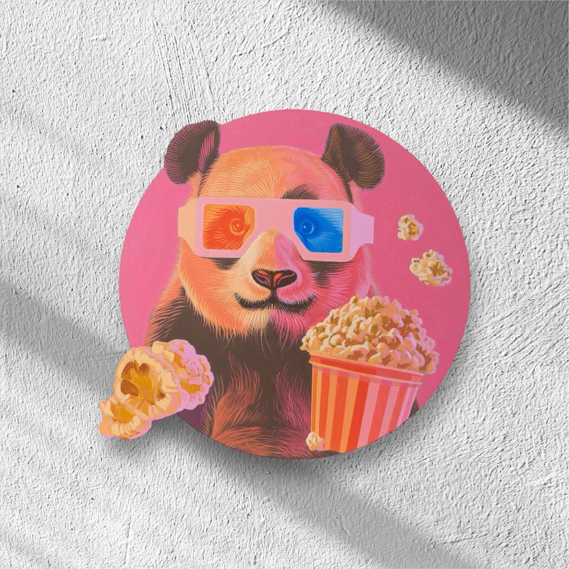 Panda mit 3D-Brille und Popcorn vor pinkem Hintergrund – kreative Sign Painting Kunstwerk auf MDF.