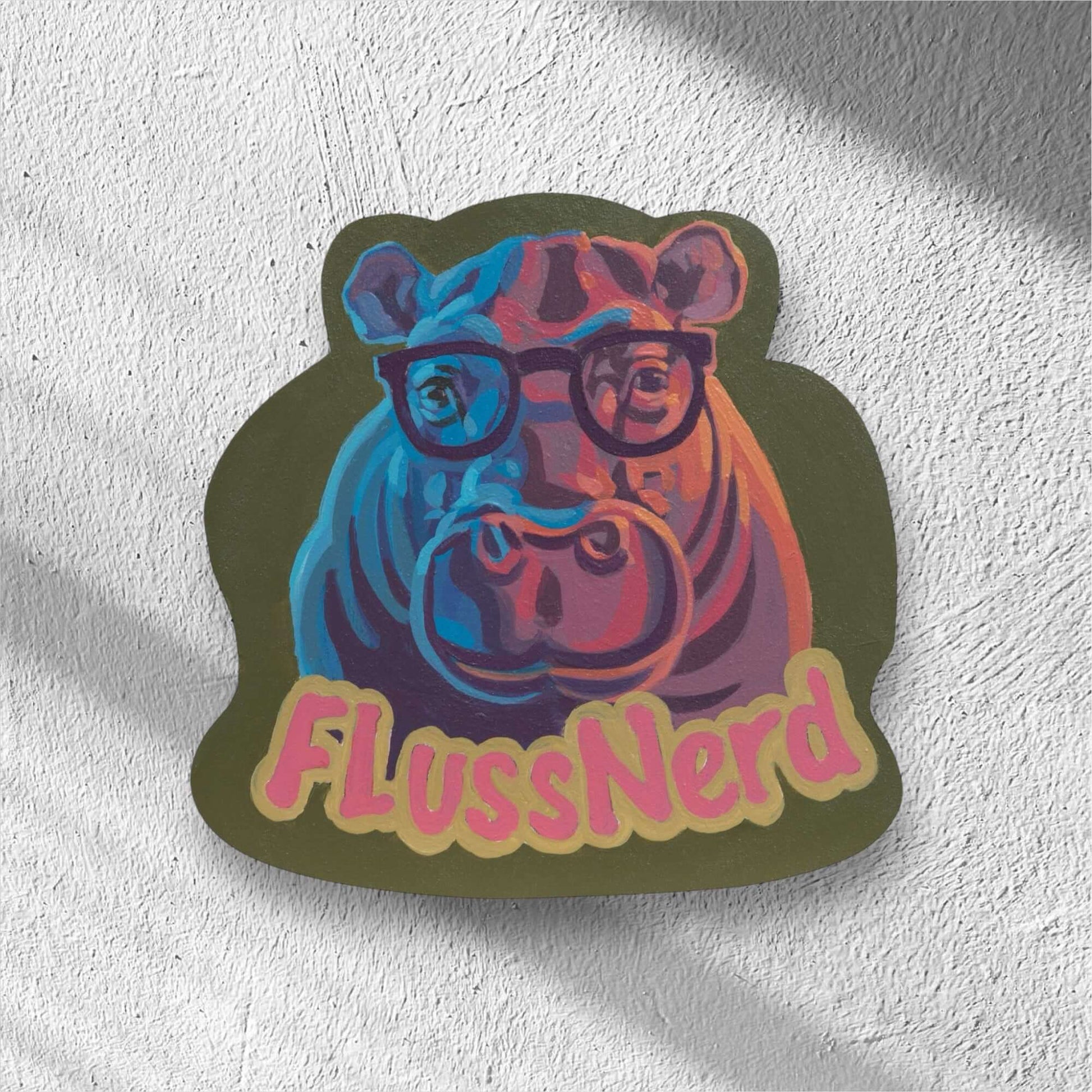 FlussNerd Retro-Schild mit handgemalter Darstellung eines Hippos mit Brille in leuchtenden Farben auf grauem Hintergrund