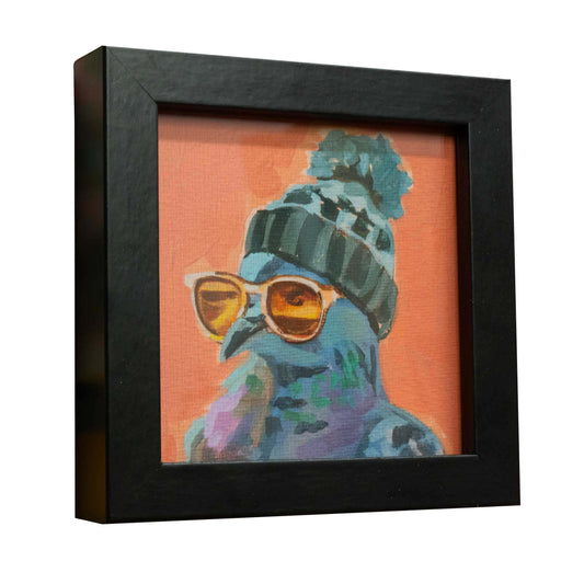 Fine Art Print von einer Taube mit orange Sonnenbrille und Mütze, gerahmt auf Büttenpapier, 10 x 10 cm