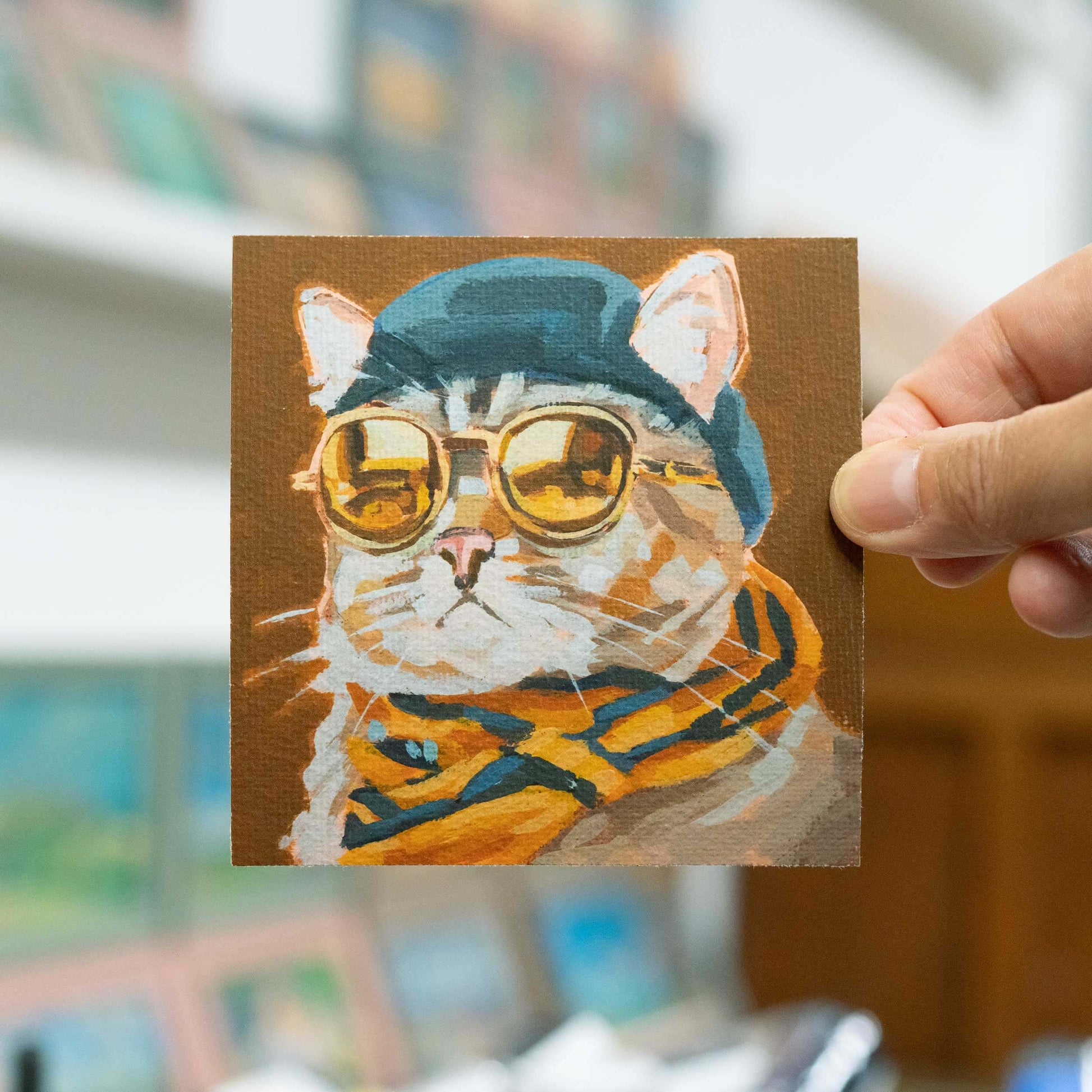 Gerahmter Fine Art Print von Kater Gonzales auf Büttenpapier, 10 x 10 cm, signiert und bereit zum Aufhängen, in Hand gehalten.