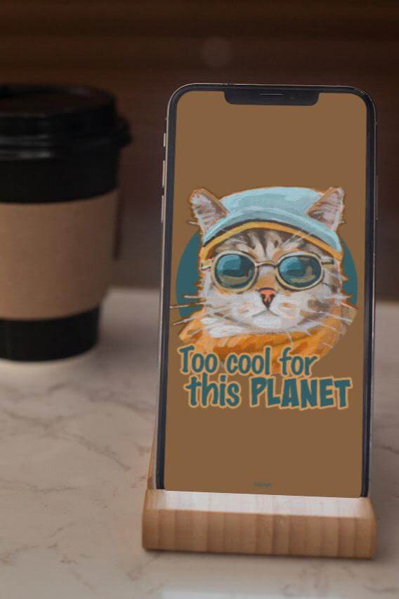 Smartphone mit Cool Cat Wallpaper in Full HD, Katzenmotiv mit Sonnenbrille, Text: "Too cool for this planet", auf Handyhalterung.